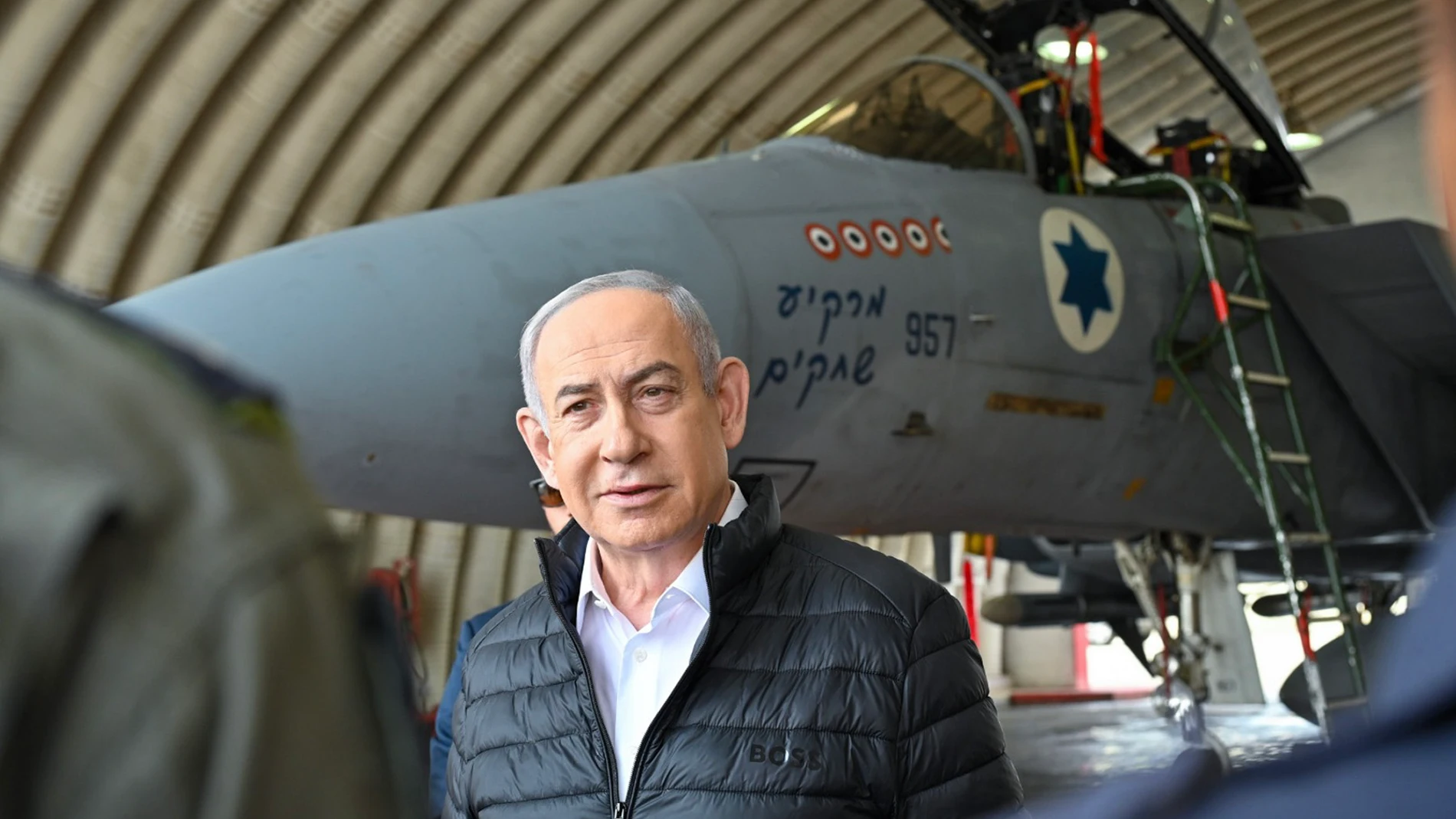 REJOVOT (ISRAEL), 11/04/2024.- El primer ministro israelí, Benjamín Netanyahu, visita la base aérea de Tel Nof, este jueves en Rehovot (Israel), donde ha asegurado que no dudarán en "golpear" a aquellos que quieran atacar a Israel, en alusión a las amenazas en represalia lanzadas por Irán desde la muerte el 1 de abril de siete guardias revolucionarios en un ataque contra su consulado en Damasco. EFE/ Kobi Gideon / GPO SÓLO USO EDITORIAL / SÓLO DISPONIBLE PARA ILUSTRAR LA NOTICIA QUE ACOMPAÑA ...