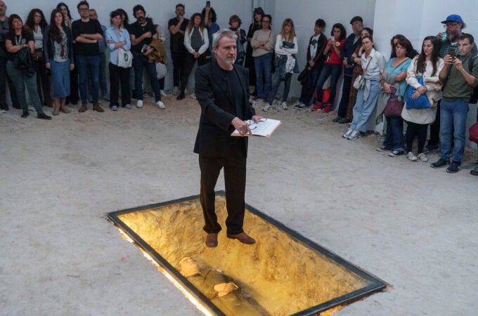 Alberto San Juan, ayer, en Carabanchel (Madrid) recitando textos y diálogos de Federico García Lorca sobre una escultura del poeta