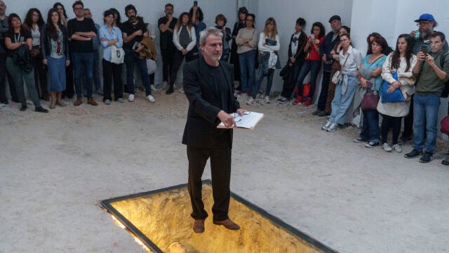 Alberto San Juan, ayer, en Carabanchel (Madrid) recitando textos y diálogos de Federico García Lorca sobre una escultura del poeta