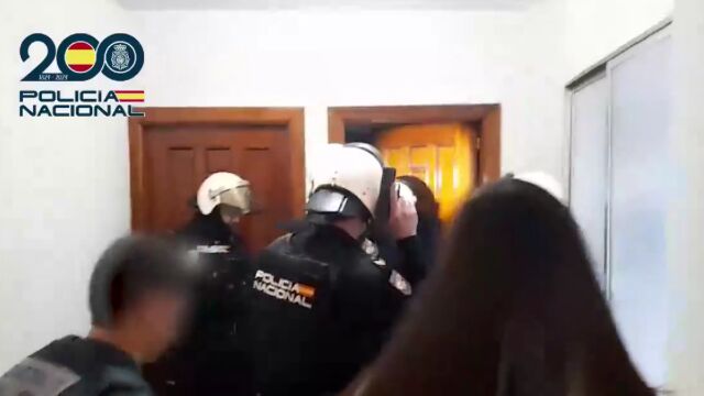 Imagen de la operación llevada a cabo por la Policía Nacional para liberar a 23 mujeres explotadas sexualmente