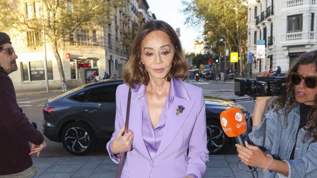 Isabel Preysler con traje lila.