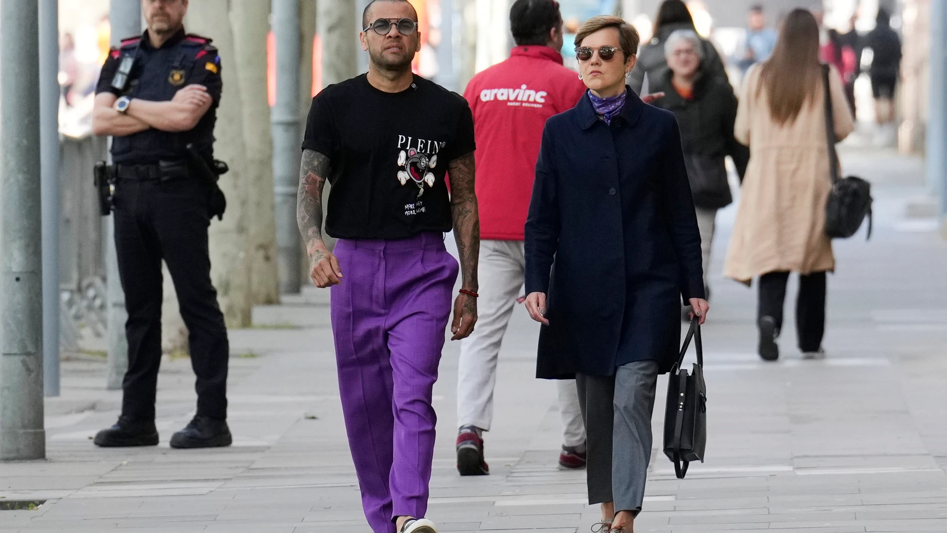 GRAFCAT2684 BARCELONA 12/04/2024.- El exfutbolista Dani Alves junto a su abogada Inés Guardiola a su salida de la Audiencia de Barcelona tras cumplir con la comparecencia semanal que le impuso el tribunal para dejarlo en libertad provisional tras su condena por violación. EFE/Alejandro García