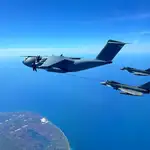 Dos cazas Eurofighter repostando combustible en pleno vuelo