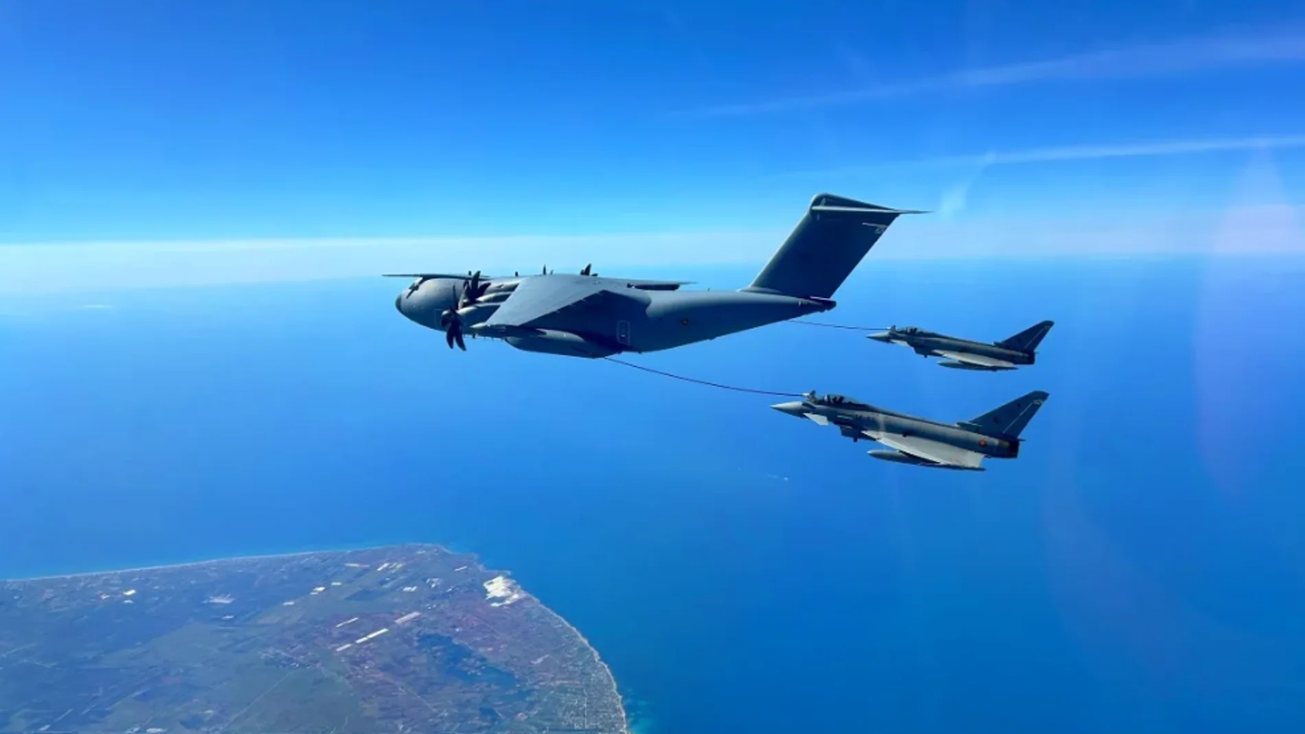 Dos cazas Eurofighter repostando combustible en pleno vuelo