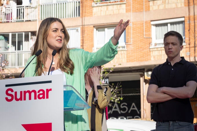 La candidata a lehendakari de Sumar, Alba García, y el portavoz de este partido en el Congreso, Iñigo Errejón, participan en un acto electoral de Sumar