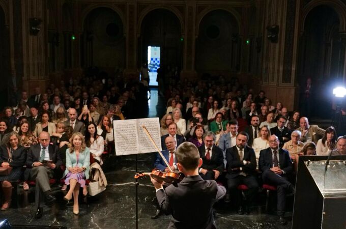 Un momento de la gala amenizado por el músico Carlos Zou