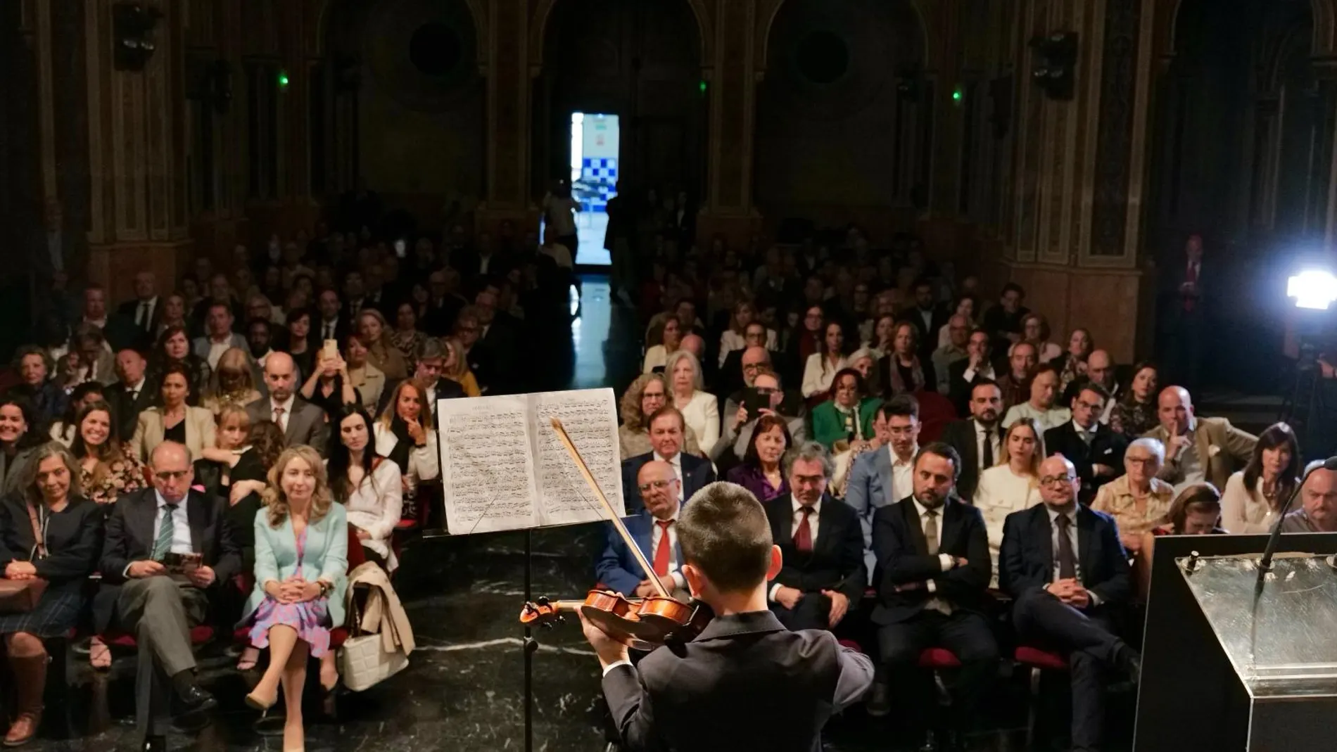 Un momento de la gala amenizado por el músico Carlos Zou