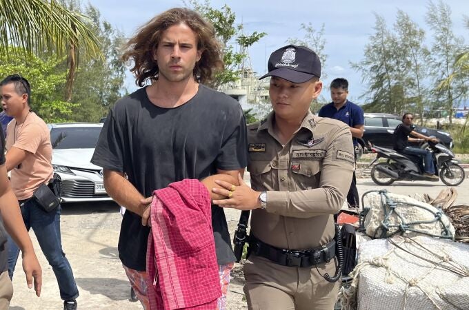  A Thai police officer escorts Spanish Daniel Sancho Bronchalo on suspicion of murdering and dismembering a Colombian surgeon from Koh Phagnan island to Koh Samui Island court, southern Thailand