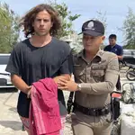  A Thai police officer escorts Spanish Daniel Sancho Bronchalo on suspicion of murdering and dismembering a Colombian surgeon from Koh Phagnan island to Koh Samui Island court, southern Thailand