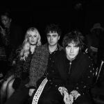 Anaïs, Lennon y Gene Gallagher en el desfile Métiers d’Art de Chanel 2023-2024