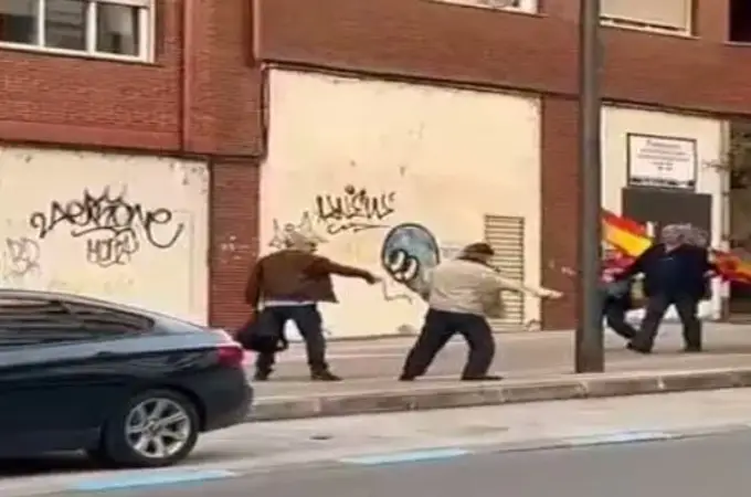 El exalcalde de Ponferrada es zarandeado y recibe patadas de un manifestante frente a la sede del PSOE