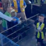 Un aficionado agrede a un futbolista árabe con un látigo