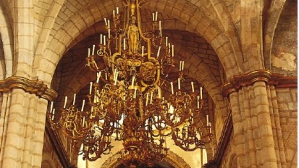 Del Congreso de los Diputados a la Catedral de Badajoz: el recorrido de una lámpara monumental