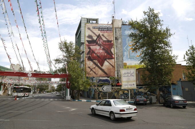 Tehran displays anti-Israel billboards following airstrike on Iranian consulate in Syria