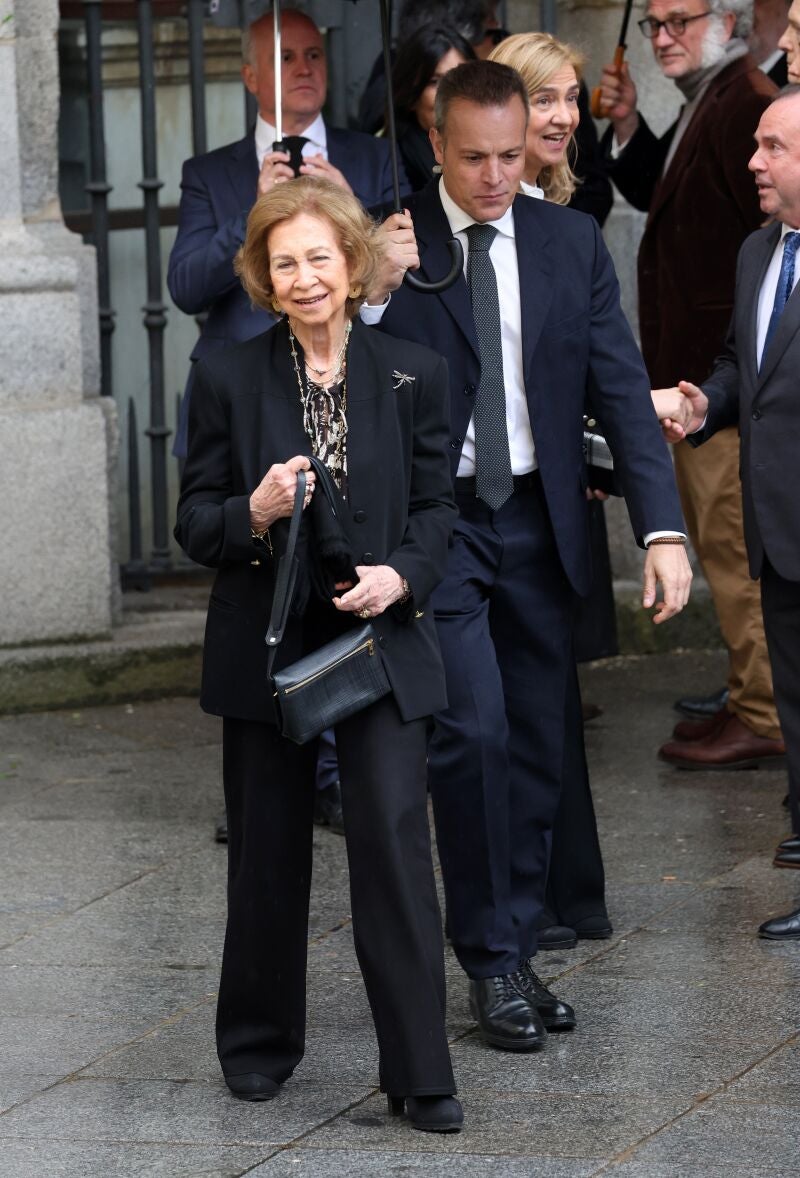 La Reina Doña Sofía sale de la Catedral Castrense donde ha asistido a la misa funeral en memoria de Fernando Gómez-Acebo y Borbón, a 08 de abril de 2024, en Madrid (España). 