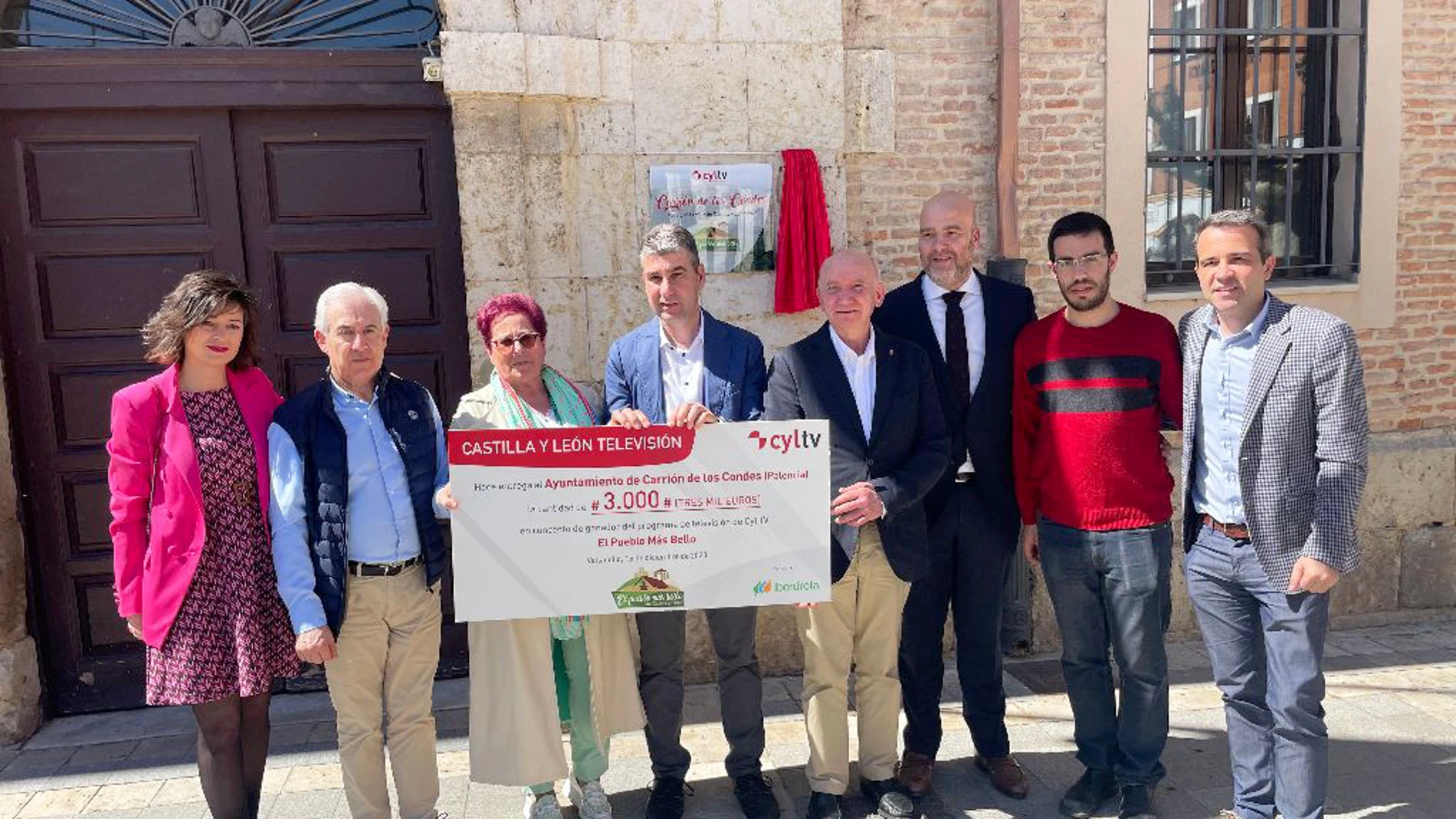 En el descubrimiento de la placa han participado el alcalde del municipio, Luis Miguel Medina, acompañado por el director general de CyLTV, Jorge Losada