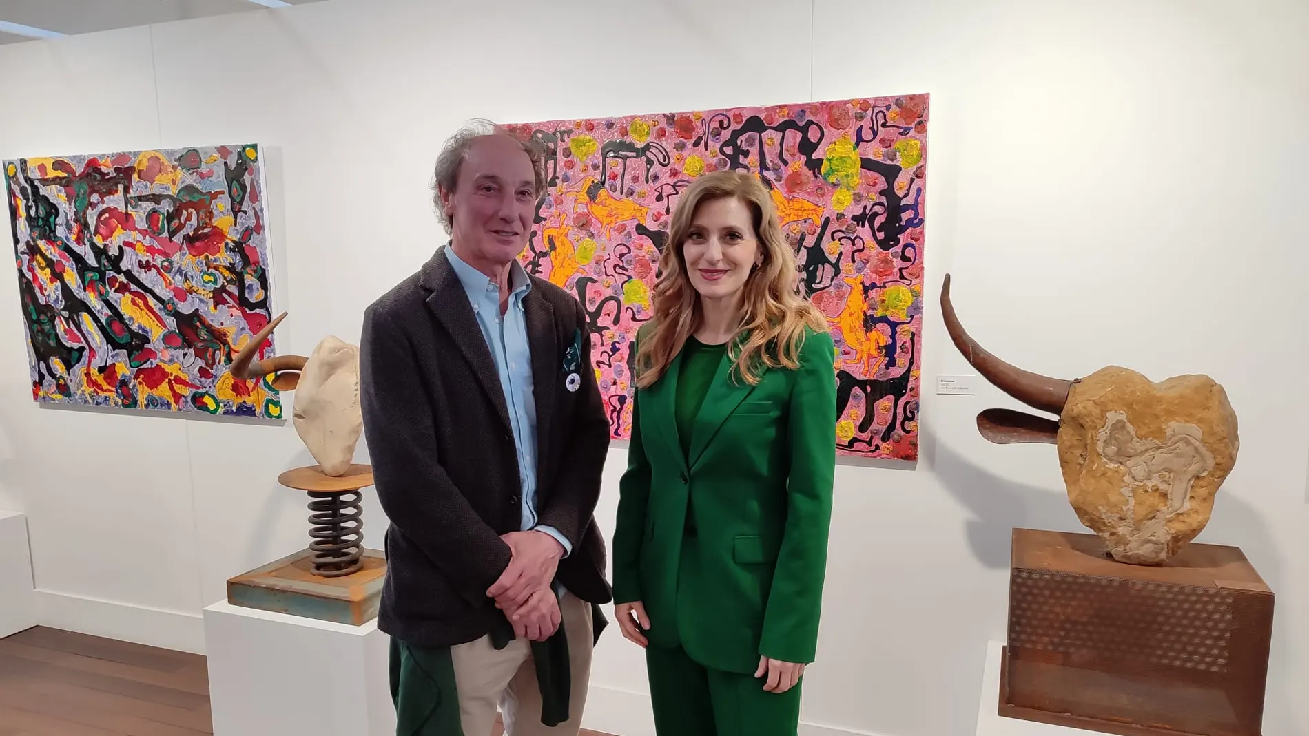 Inauguración de la exposición ‘Regardez!’, del artista leonés Lolo Zapico, en el Centro Cultural Miguel Delibes, en Valladolid. Junto a él, la viceconsejera de Acción Cultural, Mar Sancho