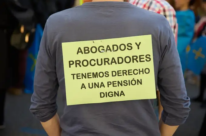 Abogados y procuradores se manifiestan en Madrid para pedir jubilaciones dignas