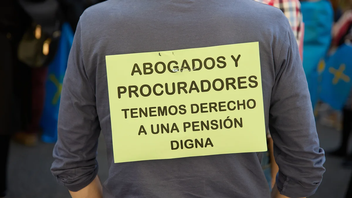 Abogados y procuradores se manifiestan en Madrid para pedir jubilaciones dignas