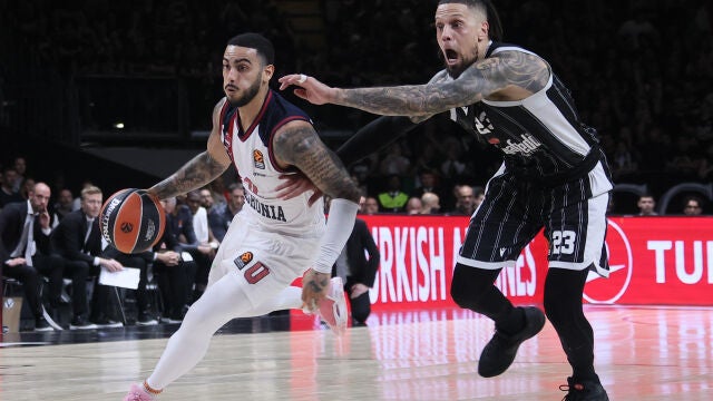 Markus Howard supera a Hackett en el último Virtus-Baskonia