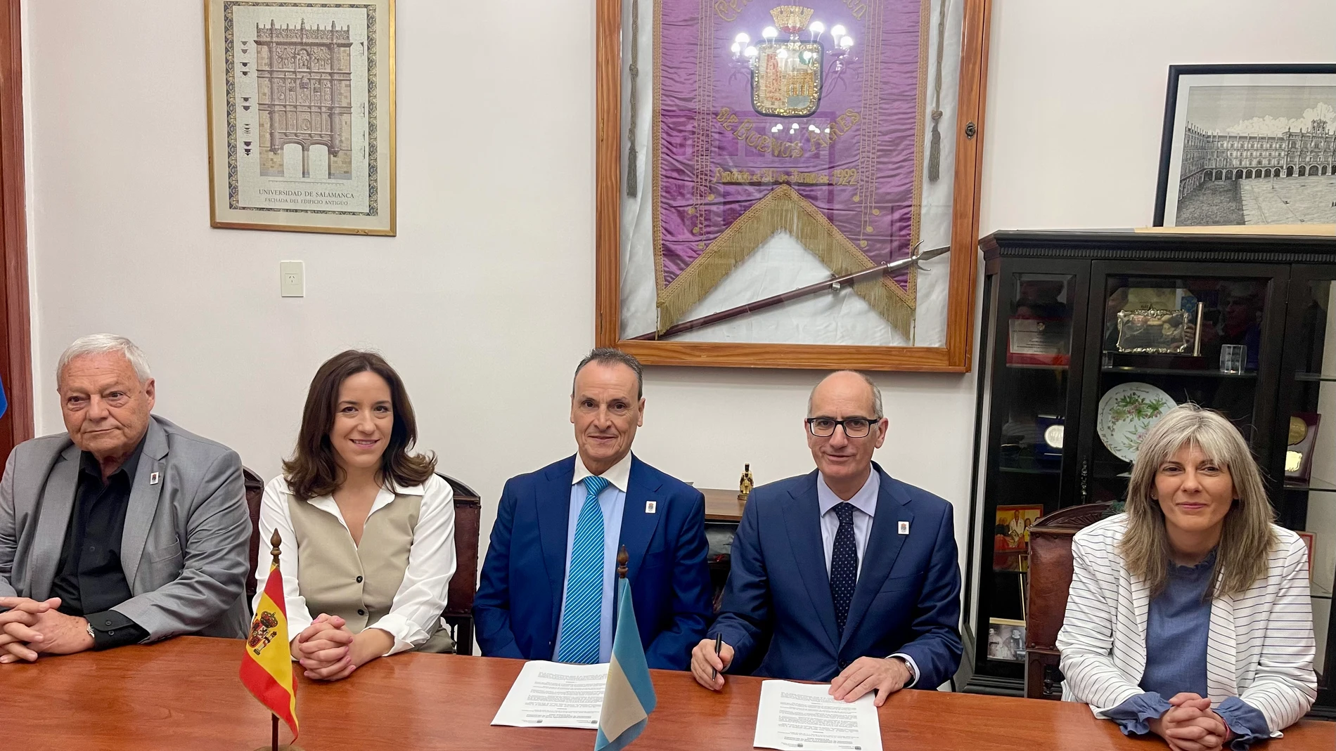 Javier Iglesias y Rubén Gómez durante la firma del convenio