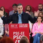 Sánchez participa en un acto de campaña del PSE-EE en San Sebastián