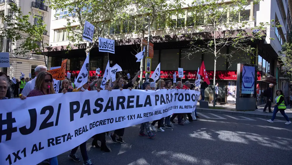 Abogados de toda España se concentran contra la ministra Elma Saiz