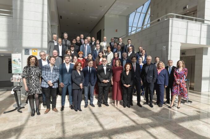 La alcaldesa de Valencia, María José Catalá, en una foto de familia con todos los premiados
