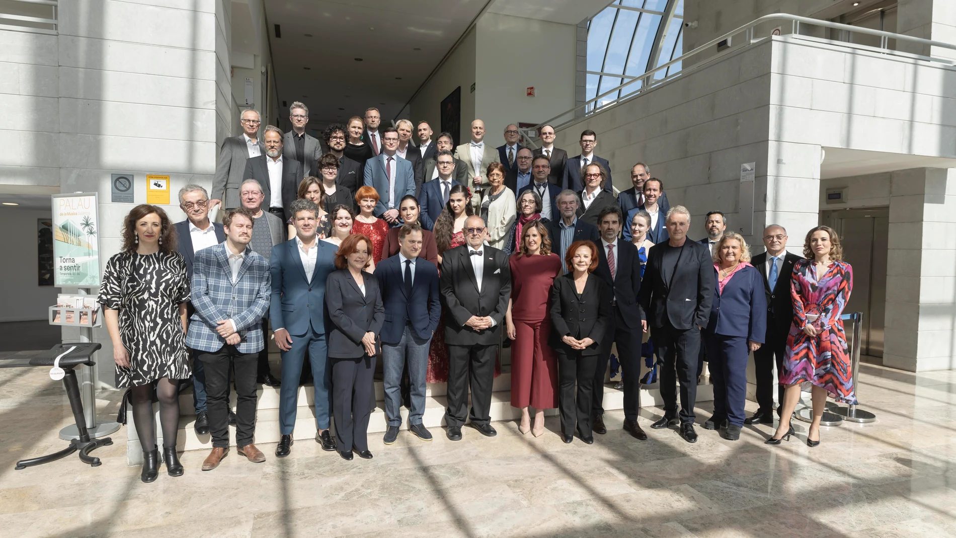 La alcaldesa de Valencia, María José Catalá, en una foto de familia con todos los premiados