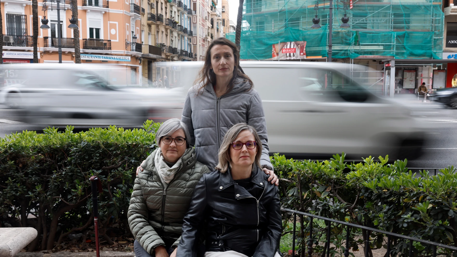 Las afectadas por la covid persistente, María García (i), Nieves Serrano (c) y Nati Noverges, durante la entrevista con EFE
