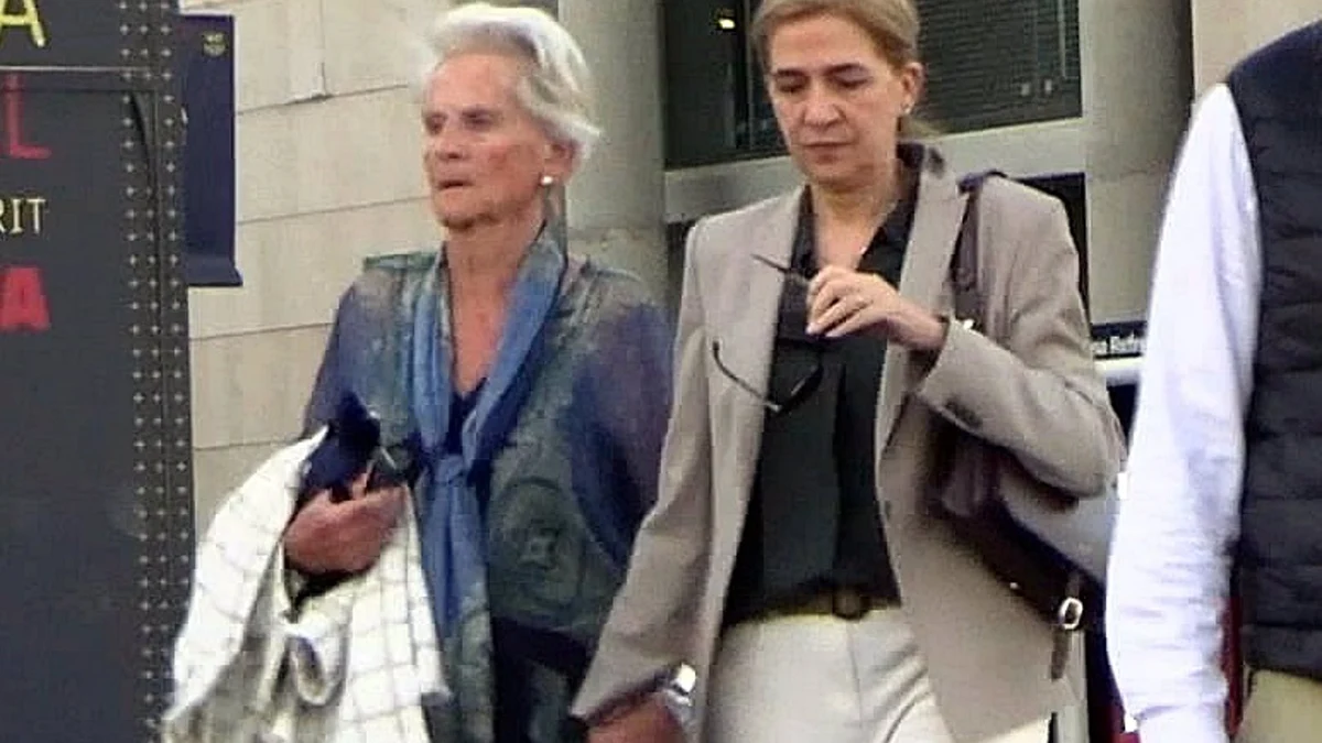 La Infanta Cristina en compañía de su ex suegra, Claire Liebaert, durante el último partido de su hijo Pablo Urdangarin