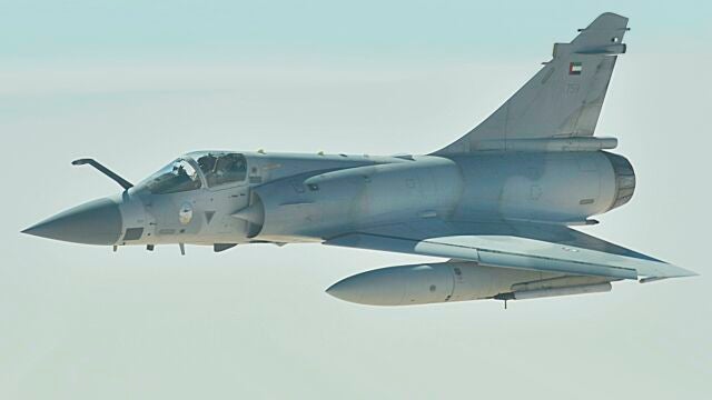 Un caza francés Mirage 2000-9 de la Fuerza Aérea de Emiratos Árabes Unidos