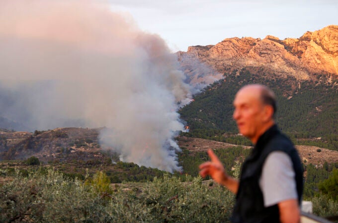 El fuego de Tárbena (Alicante) sigue sin control y obliga a desalojos y cortar carretera