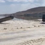 La "chatarra militar" iraní: así se remolca del Mar Muerto un misil derribado por Israel