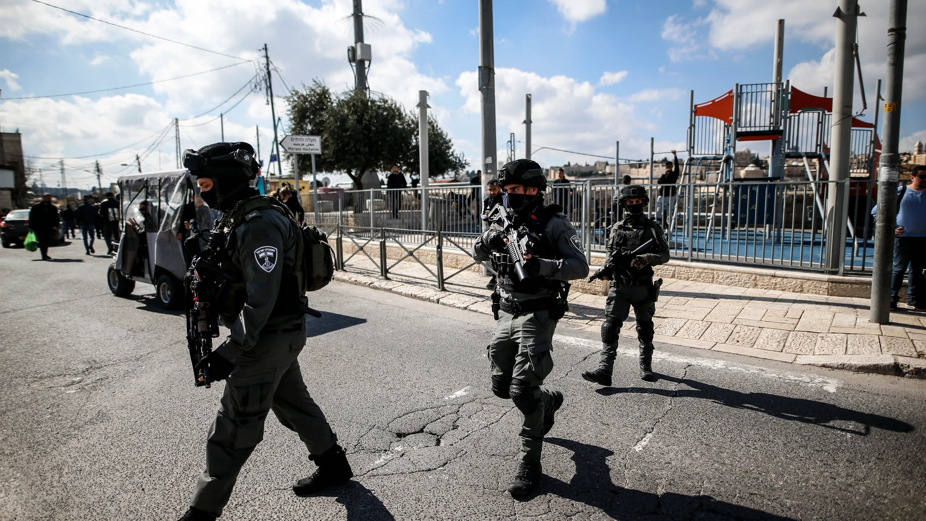 February 9, 2024, Jerusalem, Israel: Members of the Israeli security forces seen walking on the street amid the the Friday noon prayer in the east Jerusalem neighbourhood of Ras al-Amud as age restrictions have been imposed to access the Al-Aqsa Mosque compound, amid the ongoing battles between Israel and the Palestinian group Hamas. Israeli forces take security measures as the Palestinians perform Friday prayers on a street at Ras Al-Amud neighborhood in Jerusalem. (Foto de ARCHIVO) 09/0...