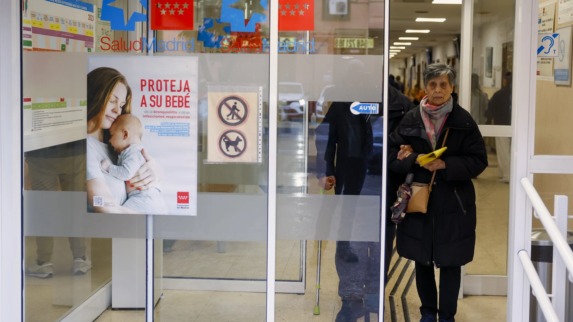 Dos personas salen este miércoles del Centro de Atención Primaria de Abrantes Madrid.