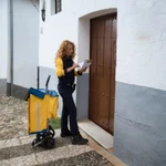 Una cartera de Correos haciendo el reparto en un pueblo andaluz