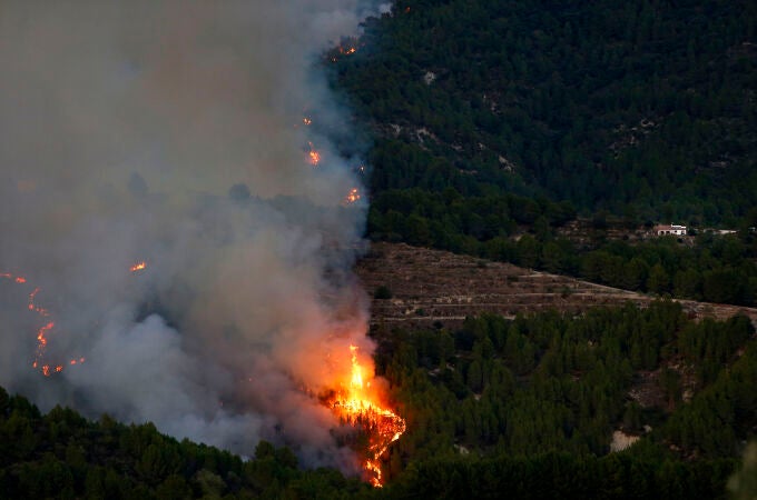 Sigue sin control el incendio de Tárbena tras una noche compleja para los bomberos