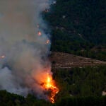 Sigue sin control el incendio de Tárbena tras una noche compleja para los bomberos