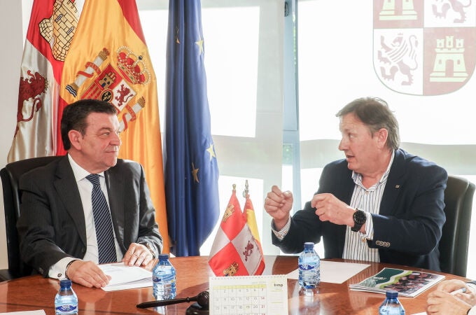 González Gago recibe a alcalde de Brañosera Jesús María Mediavilla