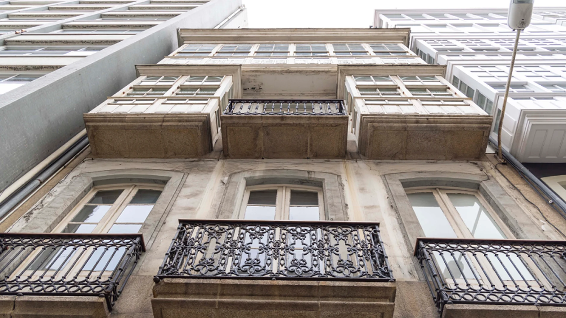 La Casa Picasso está situada en el número 14 de la calle Paio Gómez, en el barrio del Ensanche.