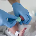Prueba del talón a un bebé
