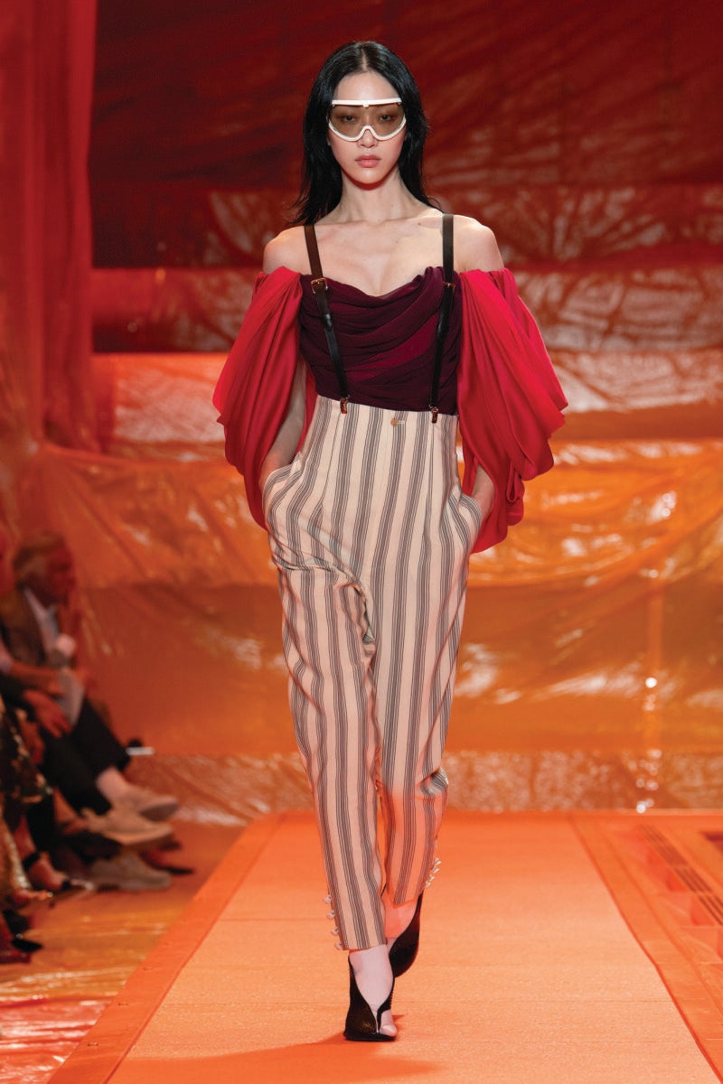 Pantalones de talle alto con tirantes en el desfile Primavera / Verano de Louis Vuitton