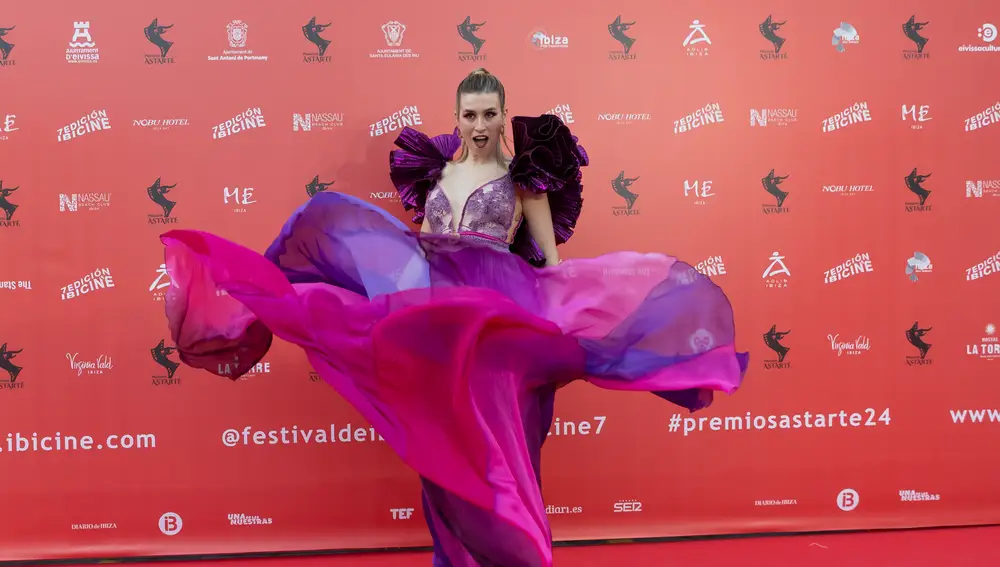 Eva Soriano, vestida de Virginia Vald en la alfombra roja de los Premios Astarté de Ibicine