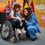 La presidenta de la Comunidad de Madrid, Isabel Díaz Ayuso, posa con los deportistas madrileños preseleccionados para participar en los Juegos Paralímpicos de París, este lunes en Madrid © Alberto R. Roldán / Diario La Razón. 15 04 2024