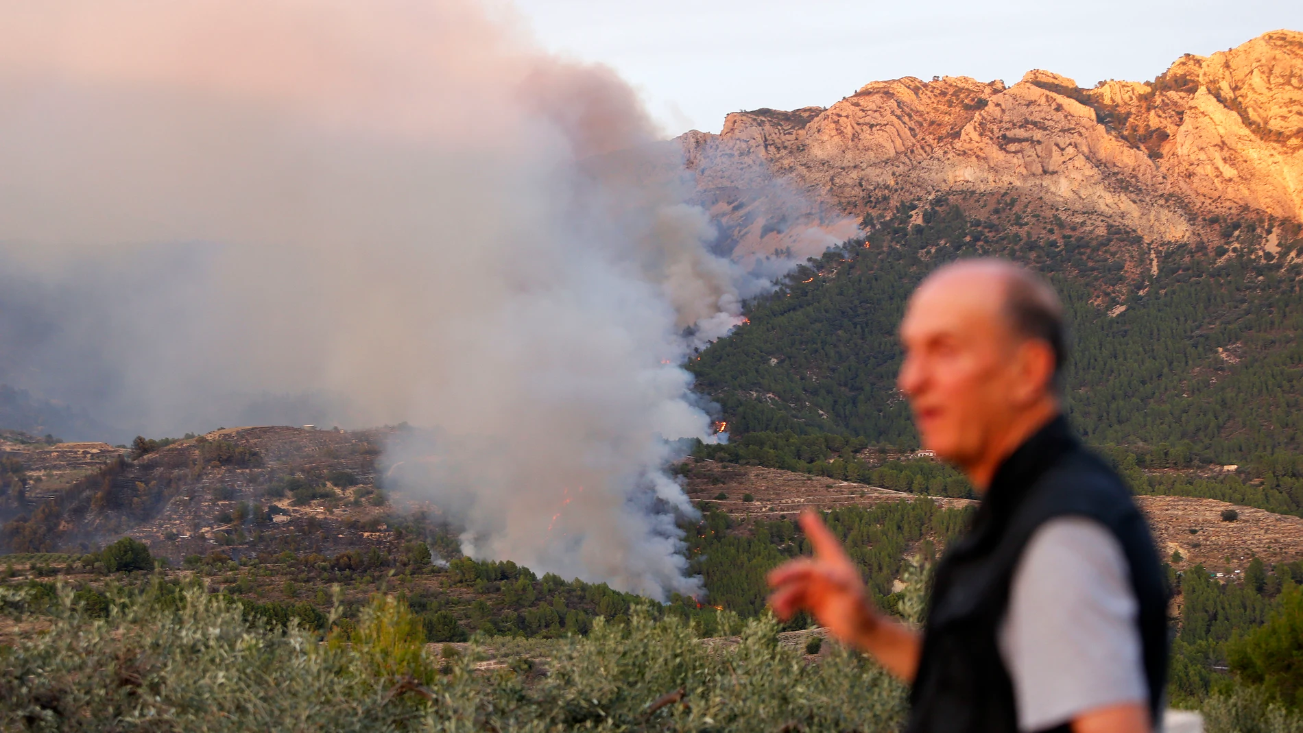 Tres bomberos han resultado heridos esta noche en la lucha contra el fuego en Tárbena