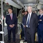 El alcalde de Salamanca, Carlos García Carbayo, presenta los nuevos vehículos eléctricos del servicio municipal de transporte urbano por autobús