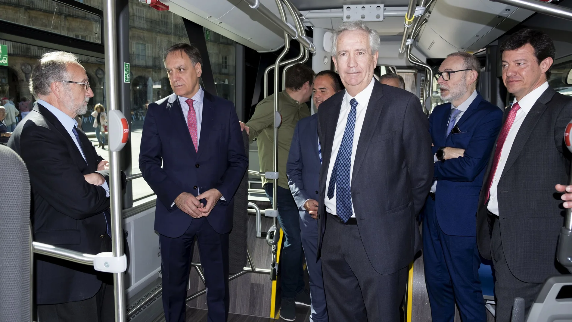 El alcalde de Salamanca, Carlos García Carbayo, presenta los nuevos vehículos eléctricos del servicio municipal de transporte urbano por autobús