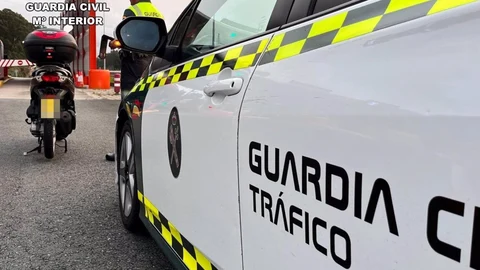 Hasta el lugar se movilizaron efectivos de Urxencias Sanitarias y agentes de la Guardia Civil para recabar información sobre el siniestro.