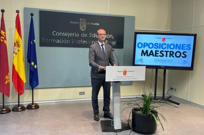 El consejero de Educación, Formación Profesional y Empleo, Víctor Marín, informó hoy en rueda de prensa sobre las oposiciones al cuerpo de maestros que se celebran este año.